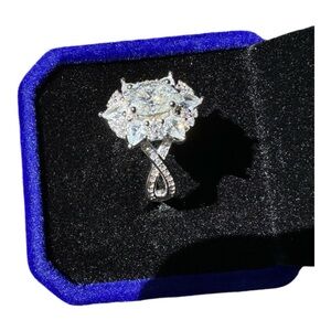 - 2 carat moissanite ring sz 7 NEW w/o/t